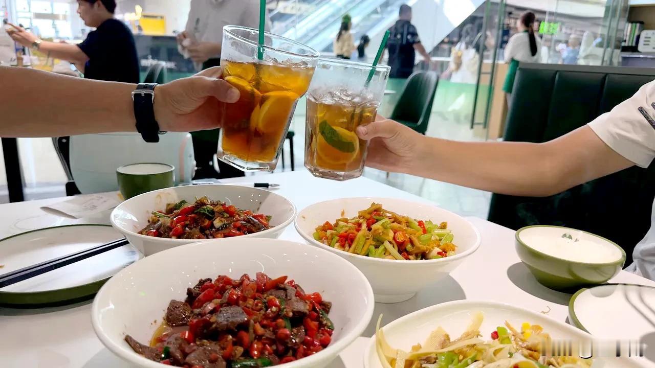 儿子非要吃湘菜，刚上第一个菜就被辣成了狗
事情是这样滴
有一次和媳妇逛商场，随便