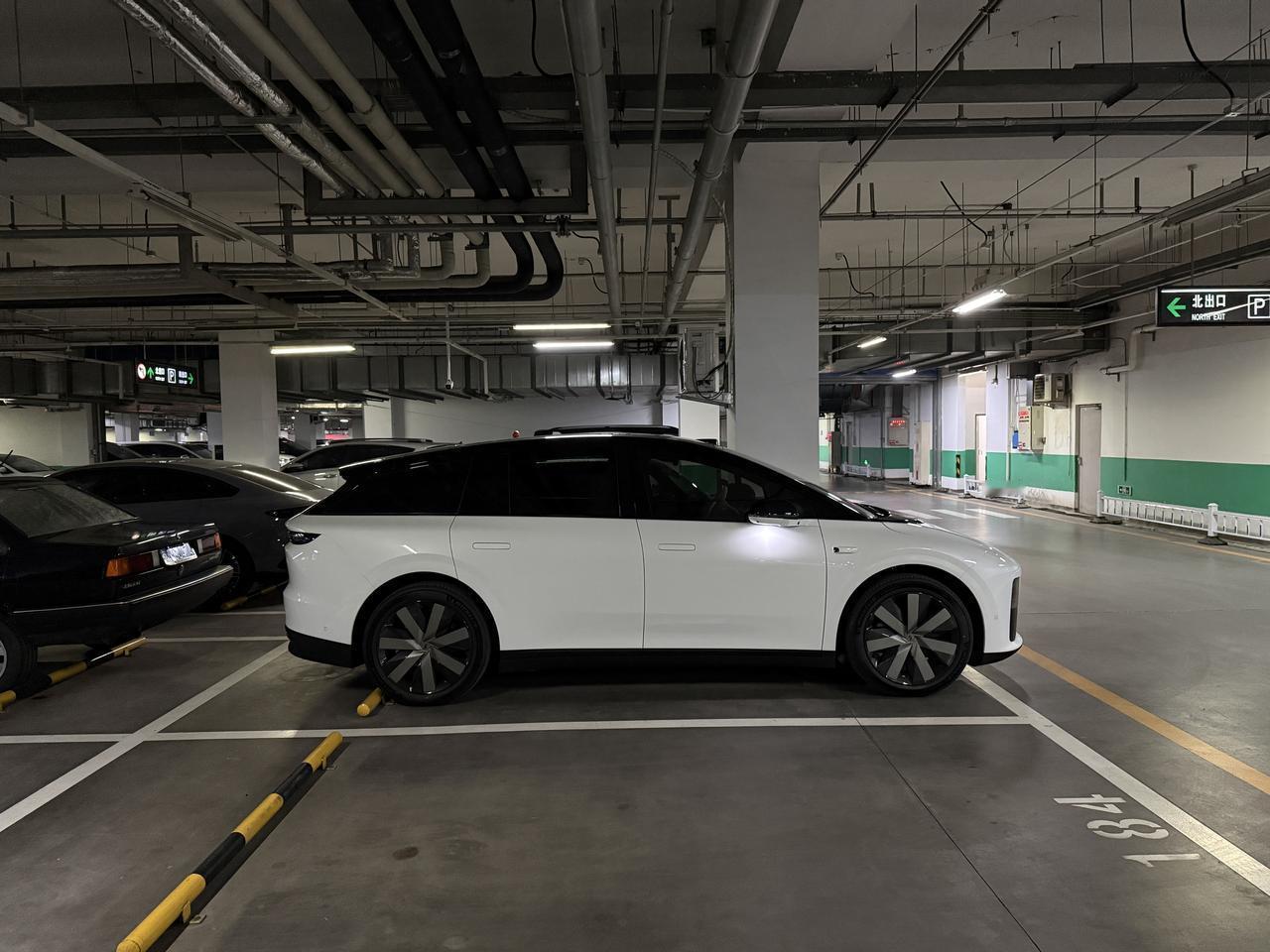 今天听一位粉丝分享了他的购车历程。下面我来分享一下。
家里那台 25 款顶配 F