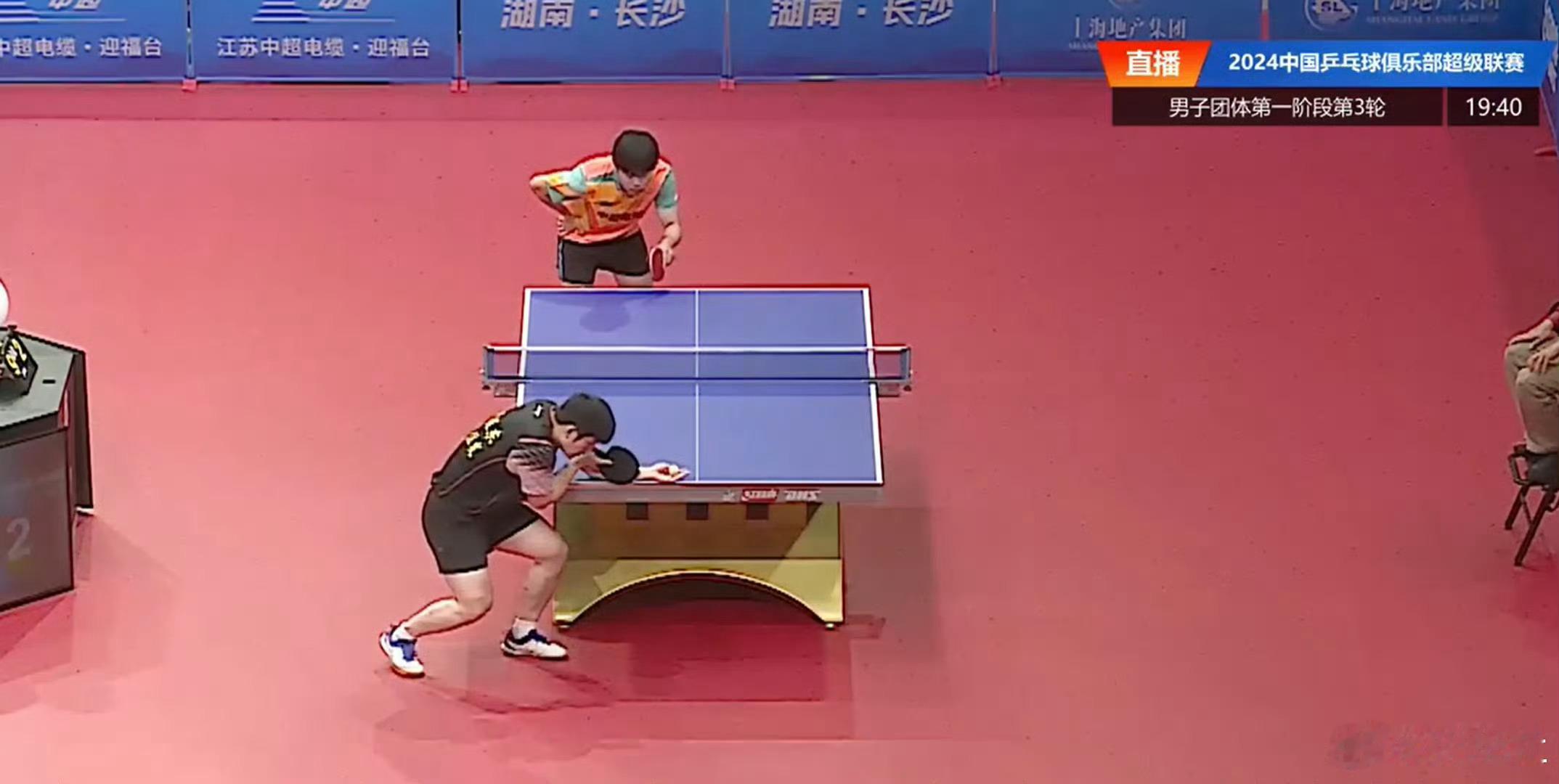 首先我是一名军人，然后才是运动员！军人本色！樊振东对战日本选手胸前贴上国旗