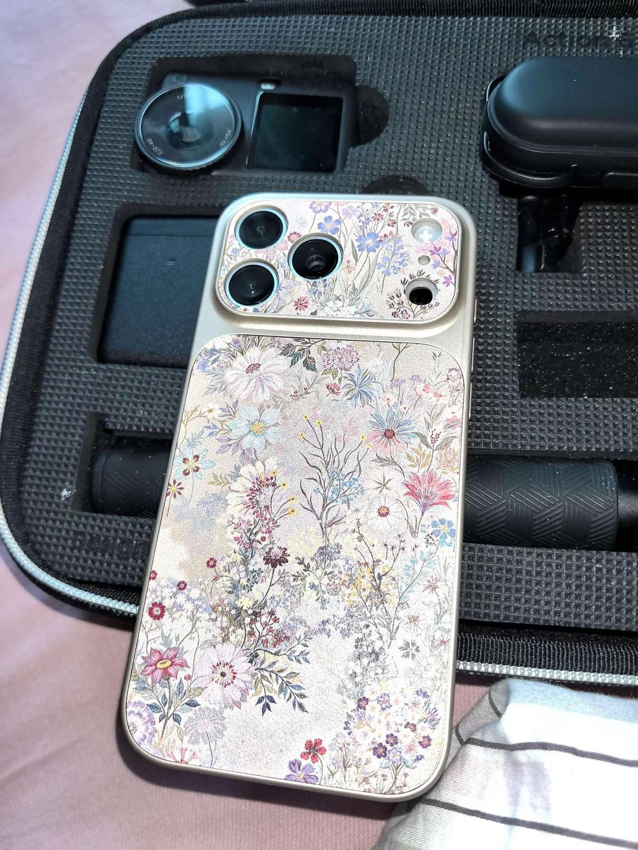 某顾客问，你手机什么牌子？我讲梨子，他讲梨子是什么，你给我看看，我讲好，他看一眼