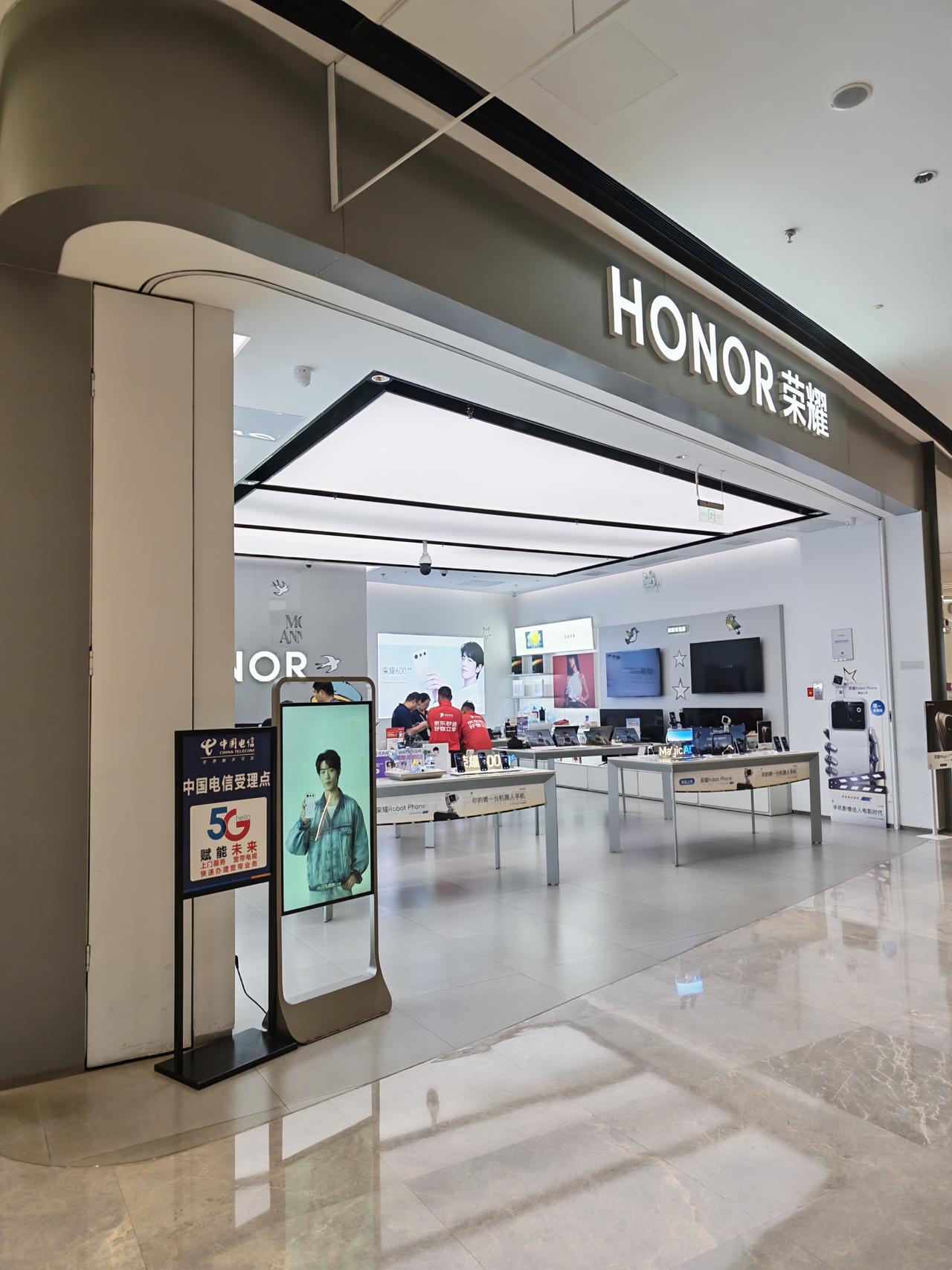 走了几家荣耀线下专卖店，终于摸到了荣耀Robot Phone。
不得不说真机质感