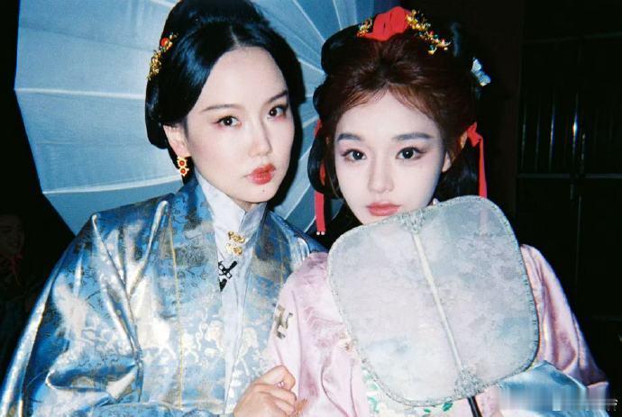 黄龄新照直接穿越回千禧年网吧！像素风胶片里藏着赛博朋克的霓虹，连指尖夹烟的姿势都