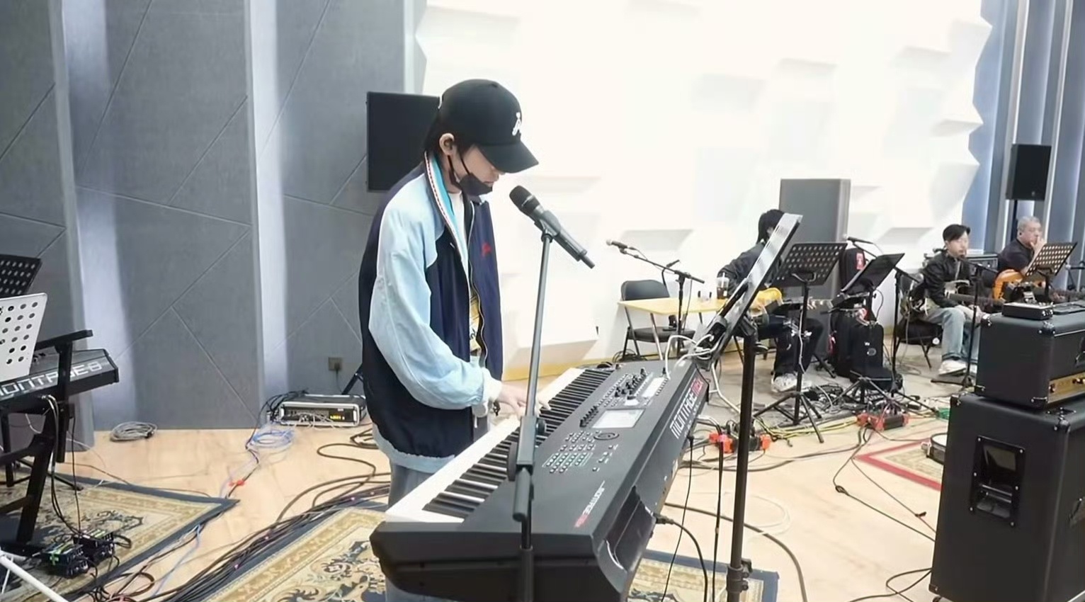 宋亚轩键盘弹唱啊啊啊啊啊小宋老师广州演唱会排练🈶键盘⌨️弹唱？！我将狠狠期待，