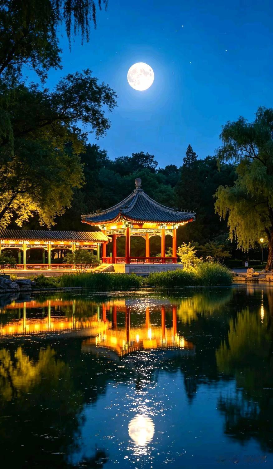园内曲径通幽，一步一景皆含月意。月华池碧水澄澈，倒映天边初升的皓月，月影沉璧，水