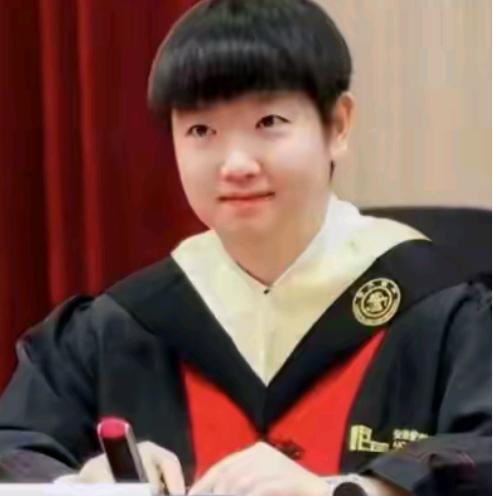 孙颖莎
穿学士服软萌可爱
小身躯大能量！
小小身形裹着宽大的学士服，
莎莎眉眼干