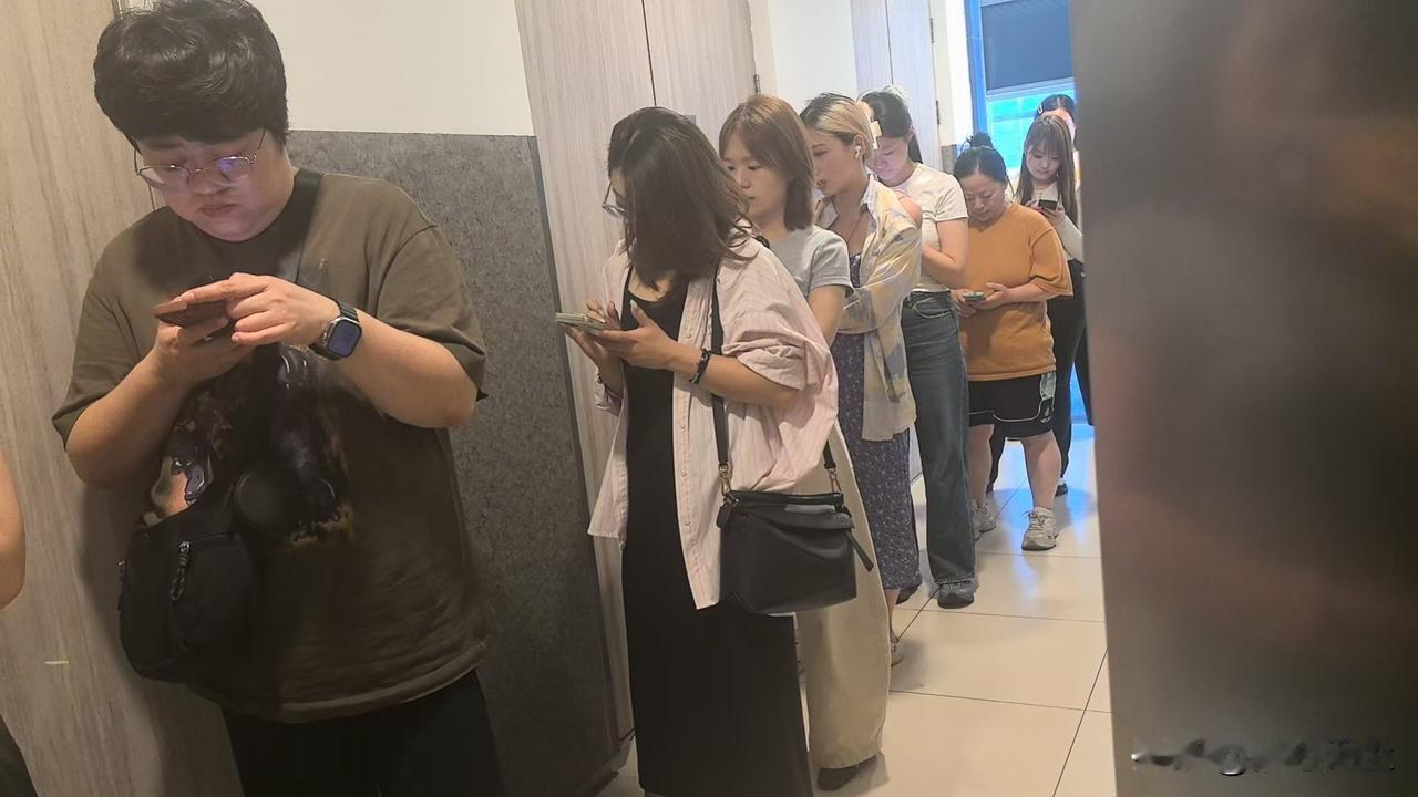 你知道，为什么游乐场，公共场合里女人比男人更心平气和？

因为从小到大，出门在外