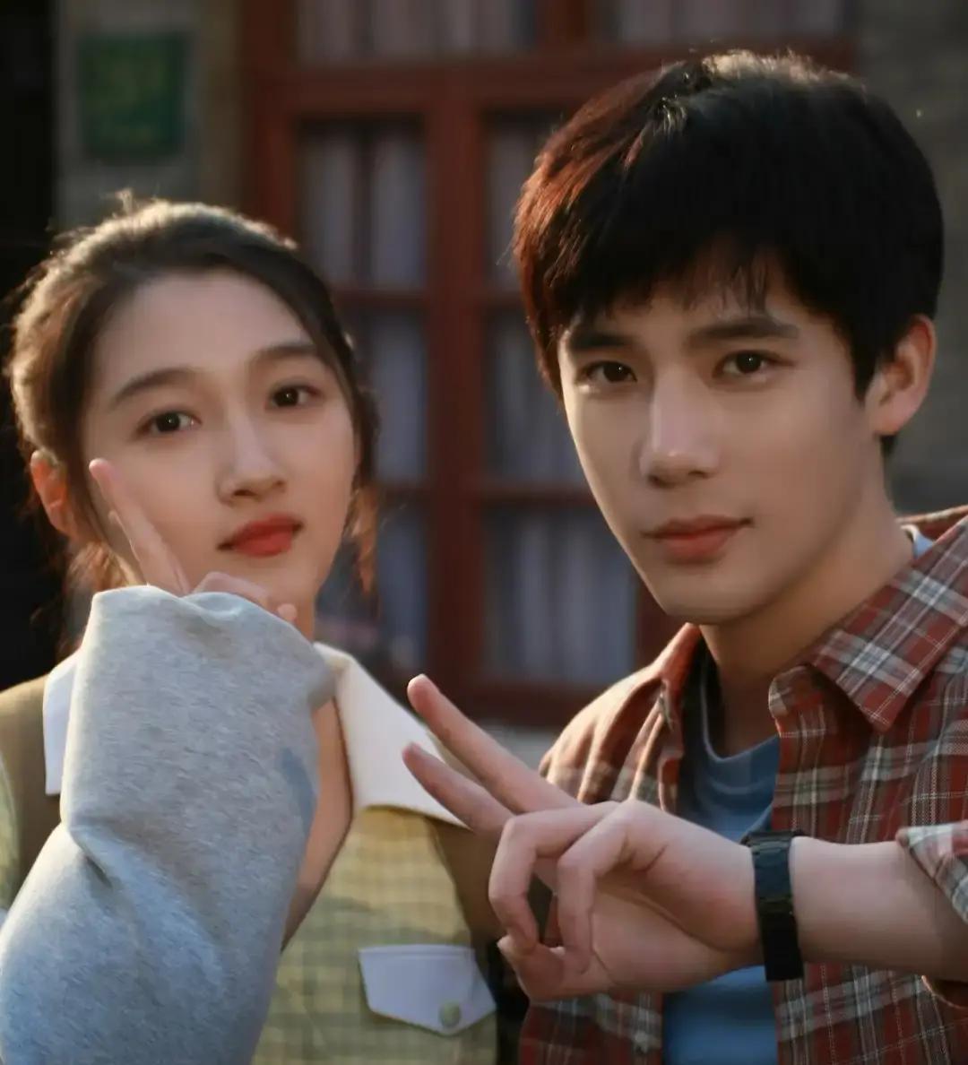 鹿晗还在，关晓彤怎么可能换人
 
真情侣上个月刚一起走红毯，手都没松开过。王安宇