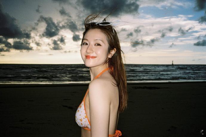 李兰迪比基尼李兰迪海边大片来啦，少女的明媚映入眼前，好自由好有生命力的美 ​​​