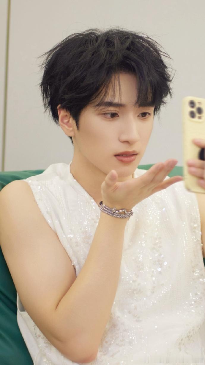 #严浩翔他拍vs自拍##严浩翔清爽无袖T# 严浩翔的他拍与自拍各有千秋，他拍展现