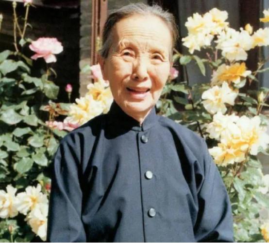 1997年，冰心长子趁妻子出国，将比自己小40岁的女人带回家过夜。后来他为了分割