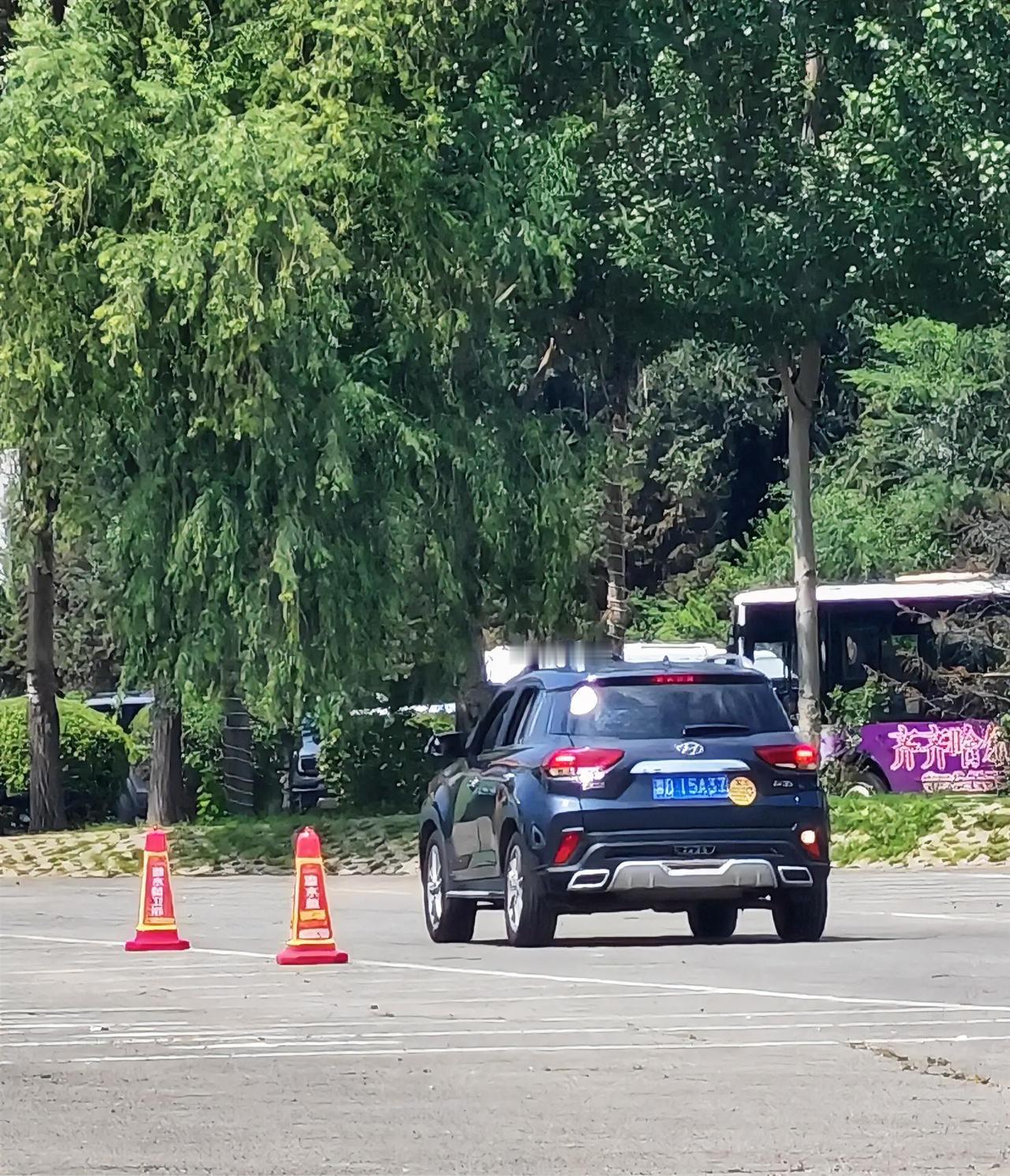 开启老司机路面驾驶第一课，侧方倒车入库啦～
老伴儿和小妹去驾校回炉重学的时候，我