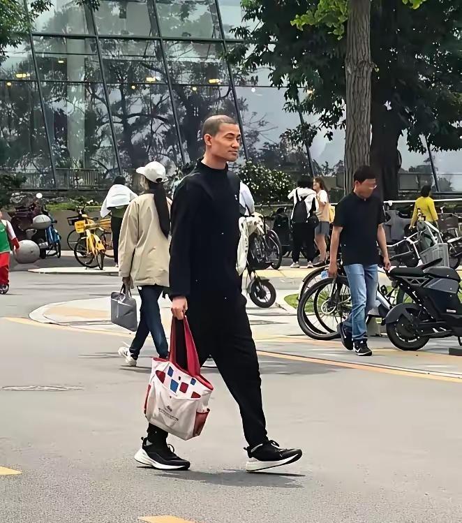 “韦神”大变样！剪了利落的短发，整个人看着精神多了，还是一身熟悉的黑衣服，只是手