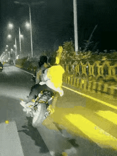 网络上看到了这样的骑车视频，这些毛孩子人称“鬼火少年”，希望他们狂在路上不要殃及