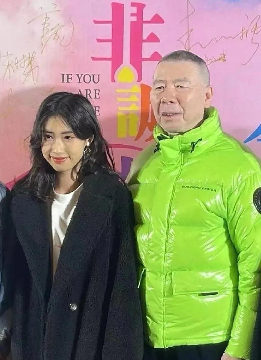 冯小刚开始汗流浃背了，不是因为徐凡在公开场所说家庭婚变，也不是因为他的前妻和大女