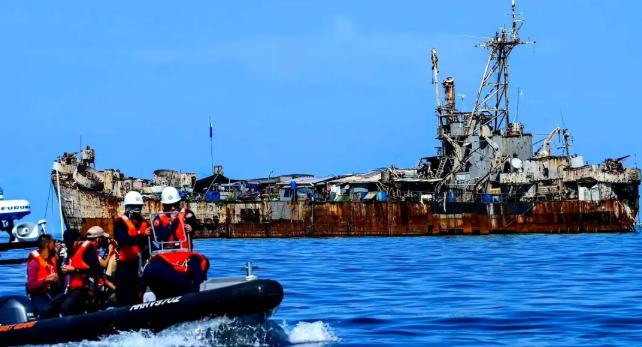 趴在仁爱礁9000多天的菲方破军舰，如今看来彻底拖不走了！补给斗法越闹越丢脸，南