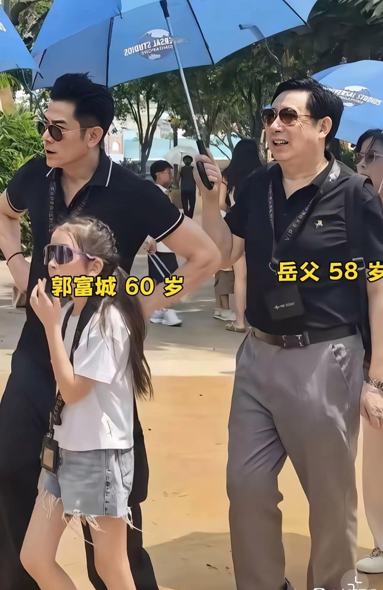 郭富城带一家七口游新加坡，60岁的他比58岁的岳父还大两岁。网友神评论：“郭富城