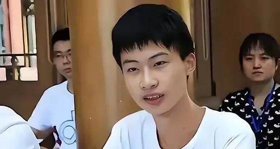 美国关税打压之时，中国又出现了位厉害人物！他就是当年被清华校长亲自上门拜访，如今