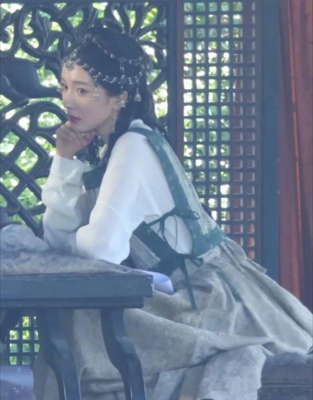 杨幂《江山大同》绿衣麻花辫路透曝光后迅速引发讨论，不少网友觉得造型灵动，像林间小