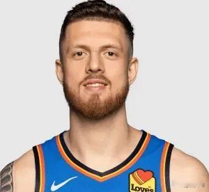 有谁能想到今天在季后赛单场拿下拿下17分15篮板的哈腾，在2018年还在跟周琦竞