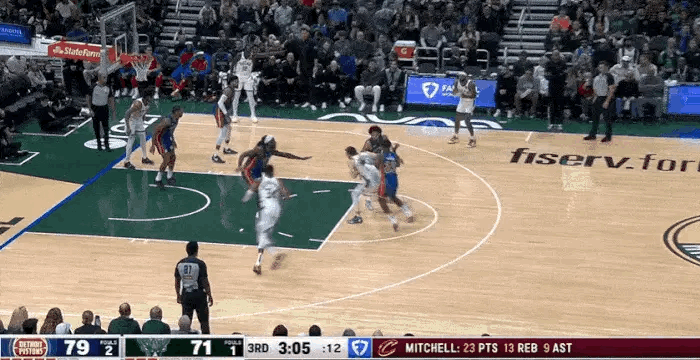 伤人动作！斯图尔特直接拉下上篮的字母哥，二级恶意被驱逐NBA常规赛，雄鹿127-
