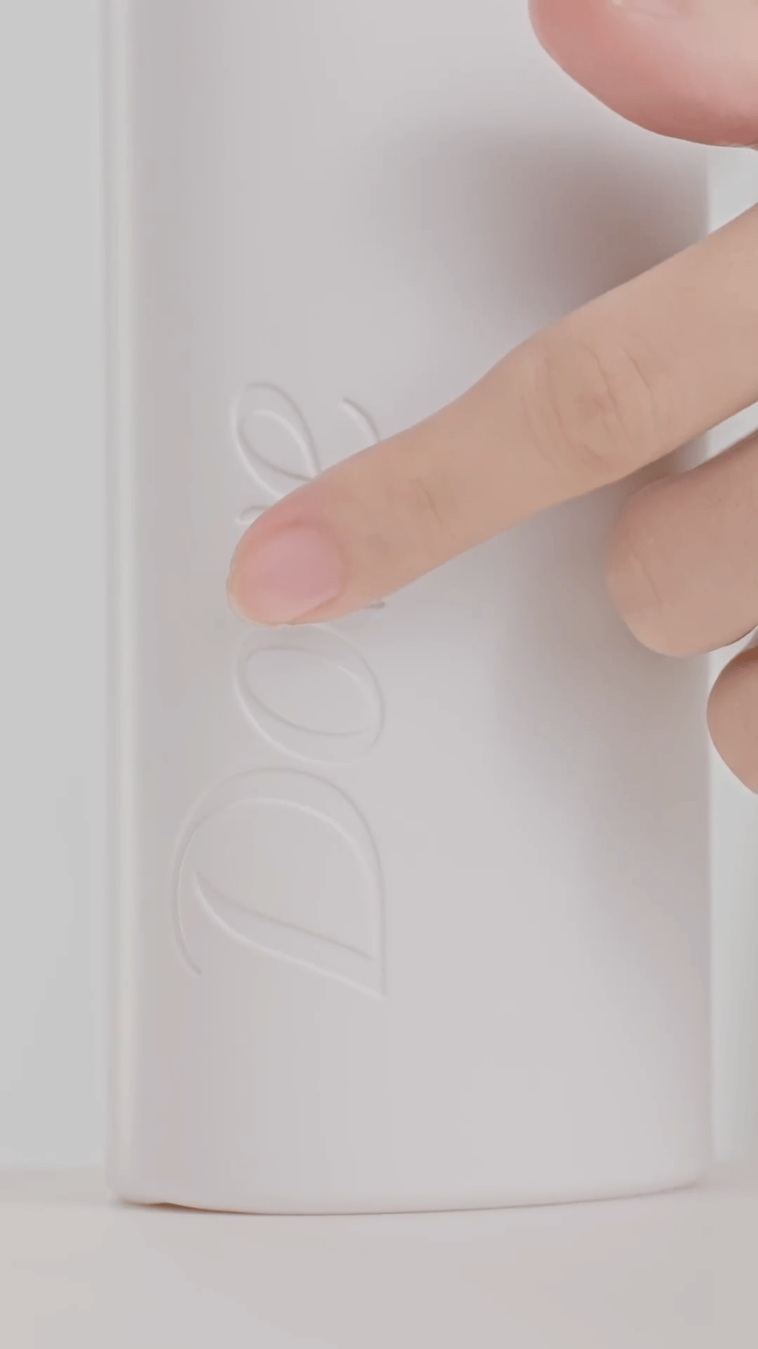 所以洗发水广告，给我看手？