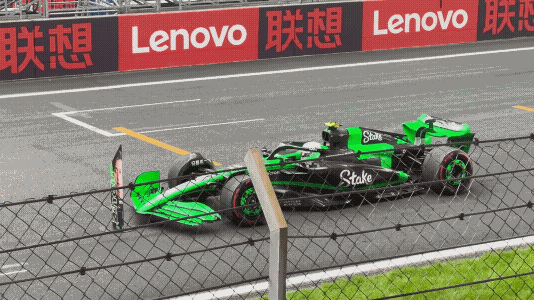 F1赛车为什么躺着开F1车手不是躺平，是为了玩命快。半躺姿势能大幅降低车身高度、