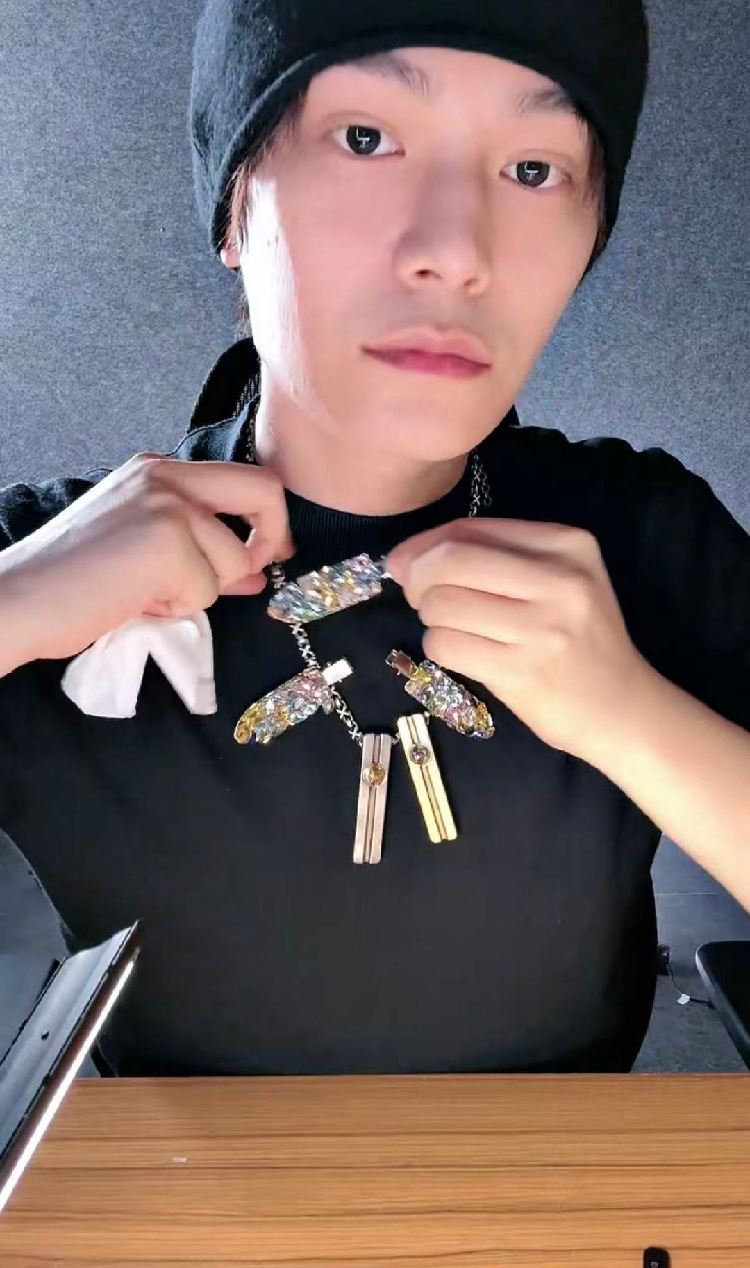 丁禹兮分享泳池陪看幕后故事丁禹兮泳池陪看不停挪动是因为冷 丁禹兮直播还原泳池陪看