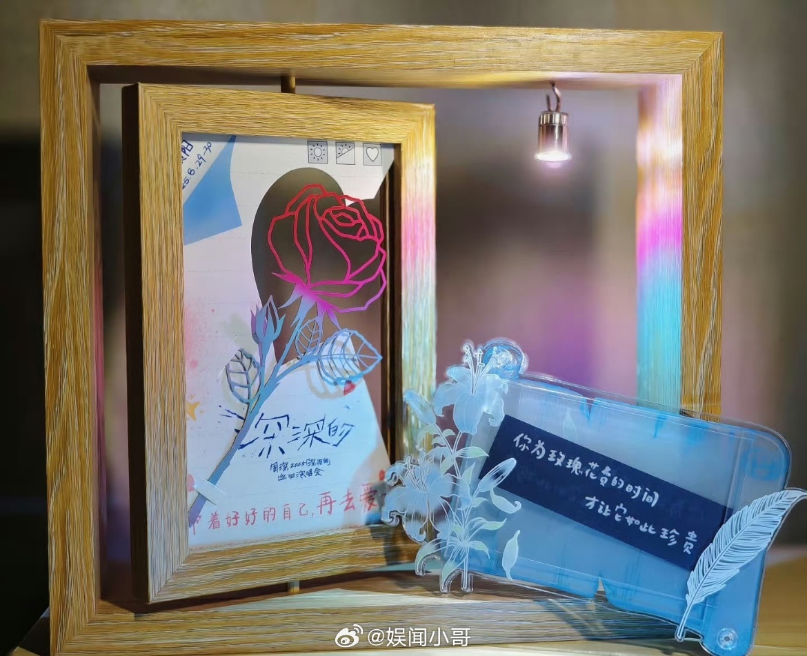 周深写的字看着就嗓门大 天呐！周深问卷上的字简直绝了！笔画奔放似要冲破纸面，和高