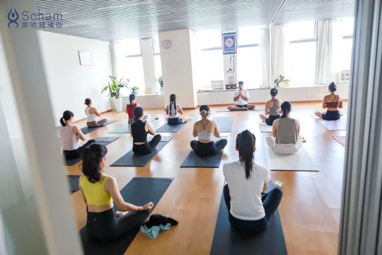 控制意味着将某事某物限制在一定范围内。 不要控制你的头脑一-解放它。