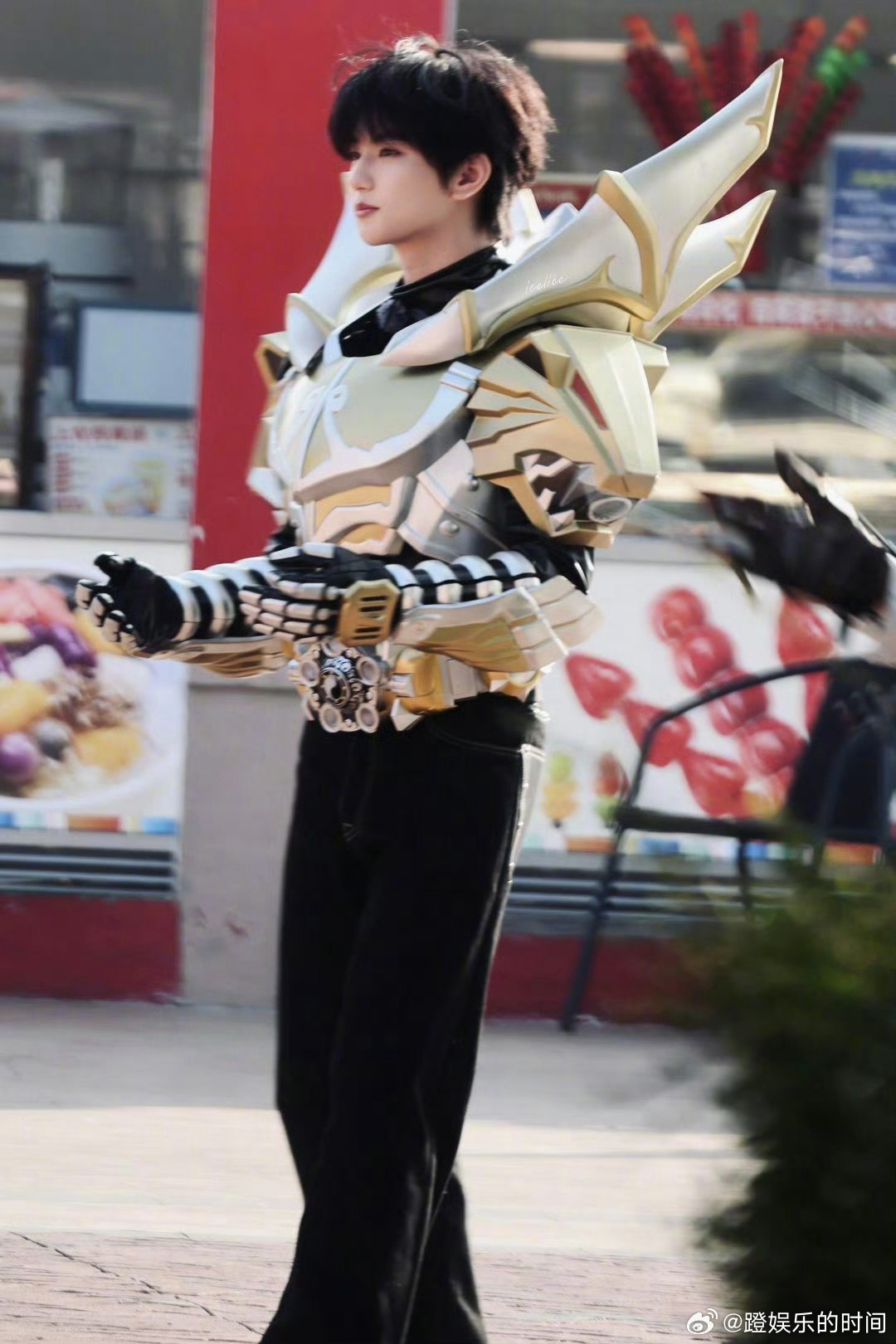 穆祉丞走到哪装备掉到哪 穆祉丞简直是装备破坏王！帝皇侠造型帅归帅，奈何零件总掉，