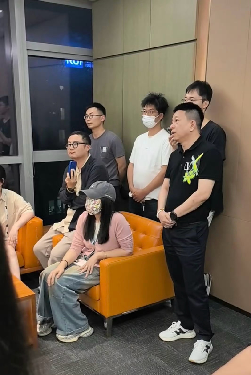 哪吒汽车CEO被员工围堵讨薪 苦的都是打工人，希望发放工资+补偿。 ​​​