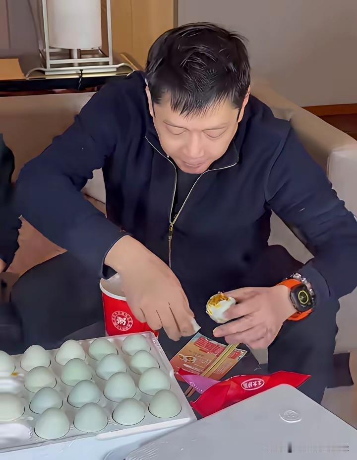 好可怕，邱贻可在吃咸鸭蛋，他也是啥都不怕，满脑子只想赚钱养家啊。
可是评论区网友