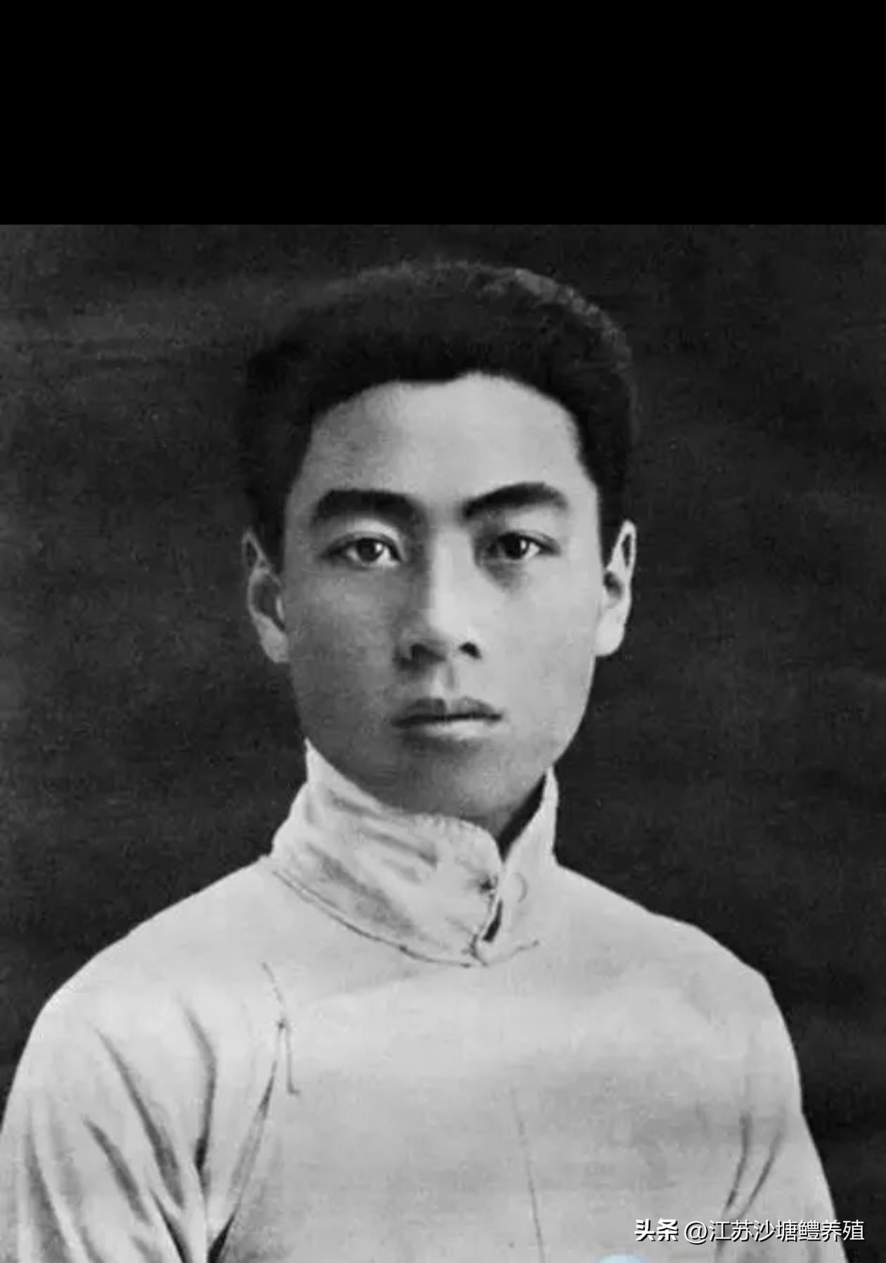 1917年，
青年周恩来在天津南开学校求学，
身着立领长衫，
目光坚毅清朗。
他