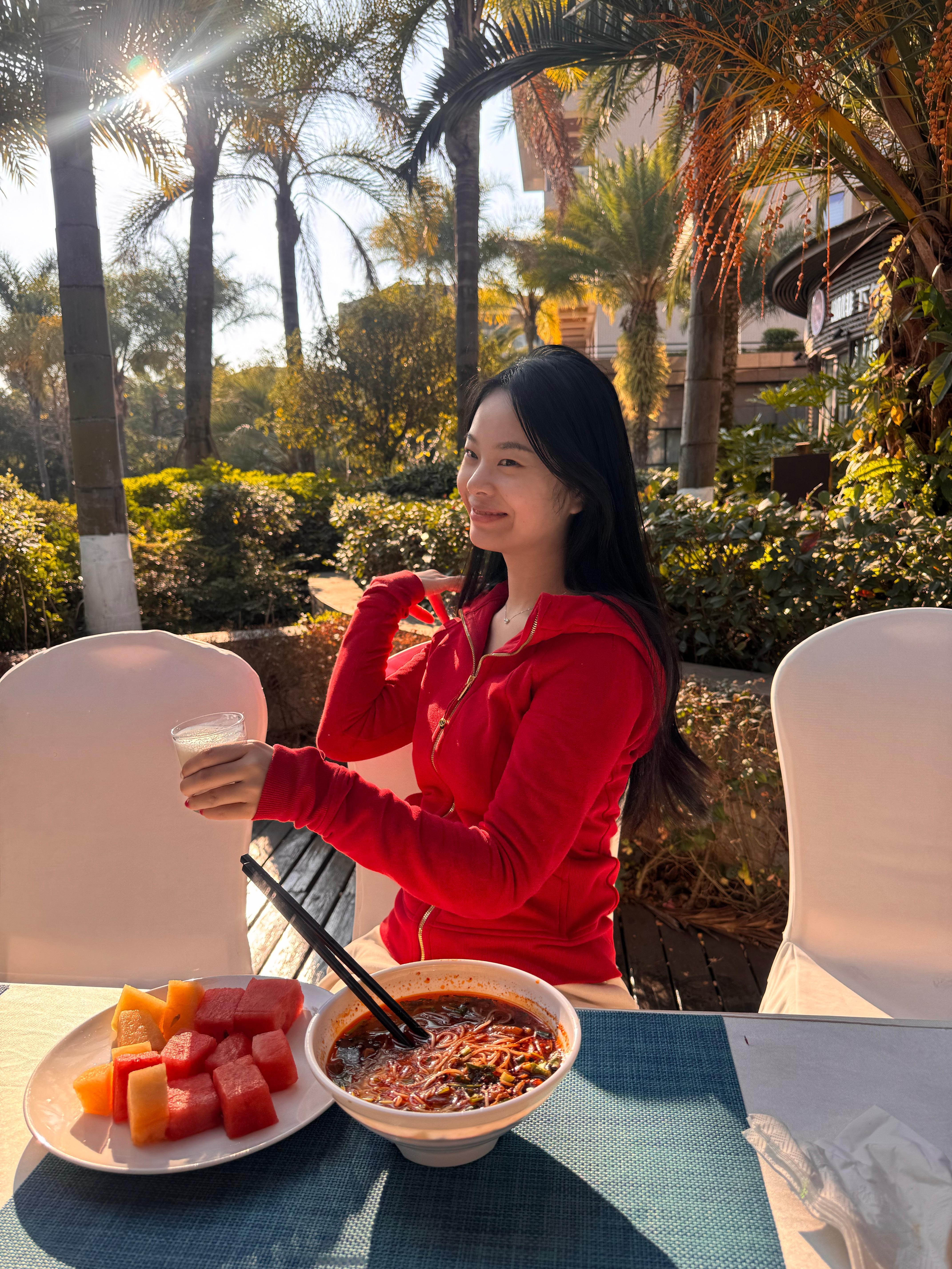 这个酒店早饭可以在外面吃..阳光晒着好舒服…. 