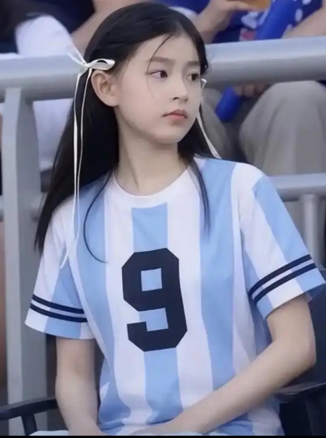在世界杯赛场上看见这个情绪低落的中国小球迷，心里真不是滋味，看她表面上穿着9号阿