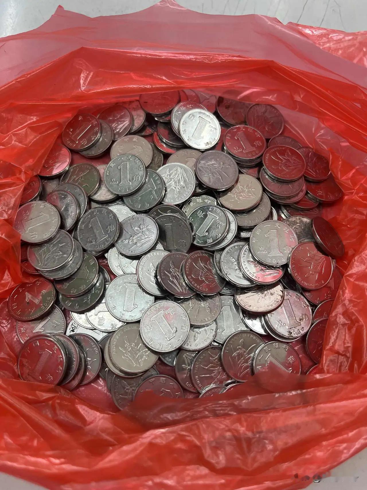 今天店里遇到一件让我很纠结的事，有个顾客拎着一大袋一毛的硬币让我给他换整钱。
