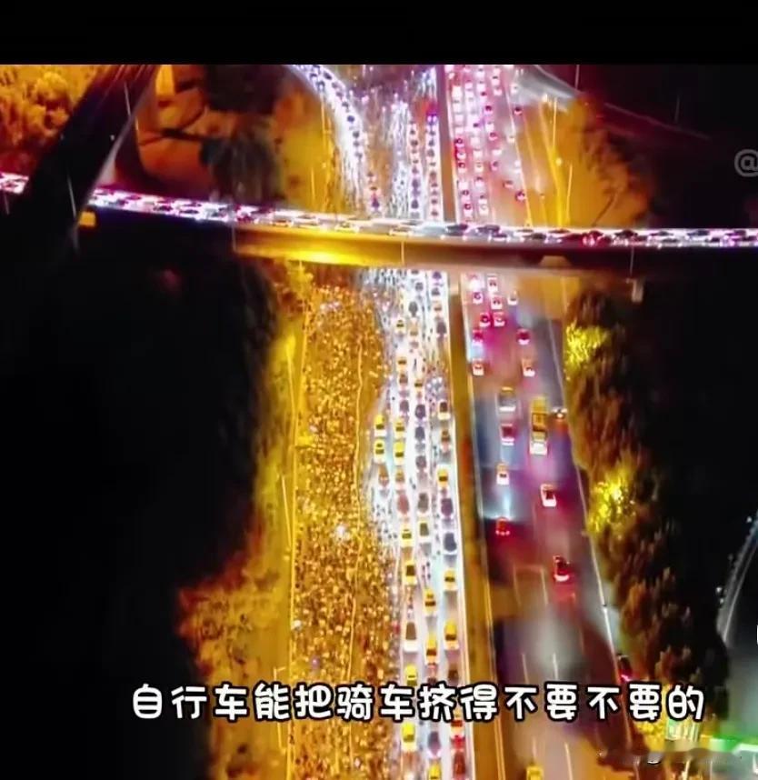 就为尝一尝开封的灌汤包，郑州大学生夜袭开封，大马路人满为患，致使开封远超接待能力