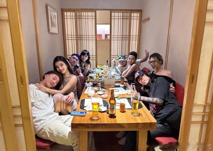 #HigherBrothers带各自对象聚餐##HigherBrothers最新