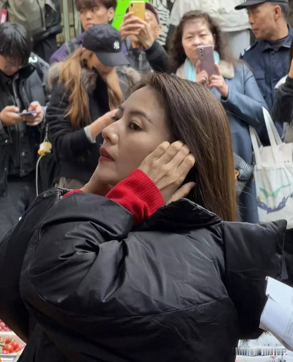 《46岁高圆圆素颜录综艺被嘲？光替风波背后，藏着娱乐圈最残酷的生存法则》
 
成