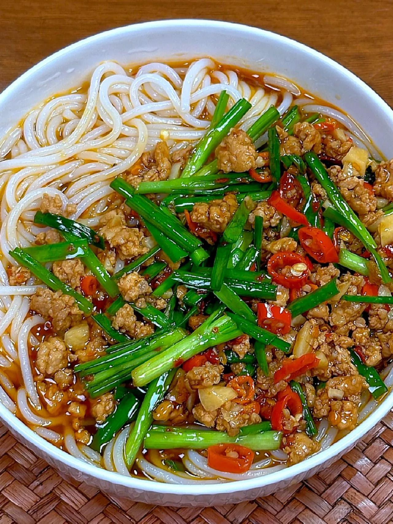 江西老表不欺我啊，这个粉是真的好吃！
做法：
1、米粉煮熟过凉水，沥干水分备用；