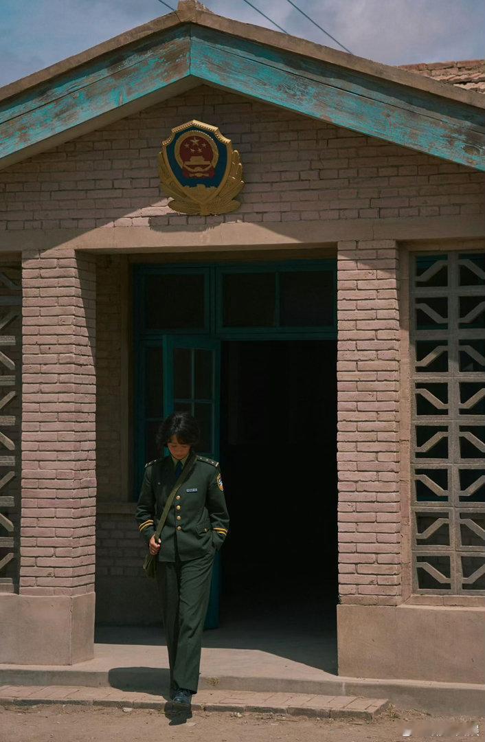 杨紫重返生命树拍摄地杨紫故地重游回忆生命树 德令哈的风沙和阳光，杨紫应该不陌生。