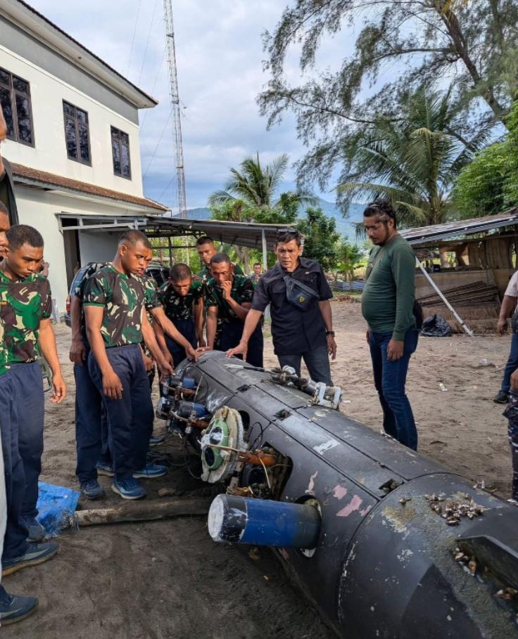 印尼媒体报道称，该国渔民在龙目海峡附近打捞了一个无人水下潜航器，上面印有中船重工