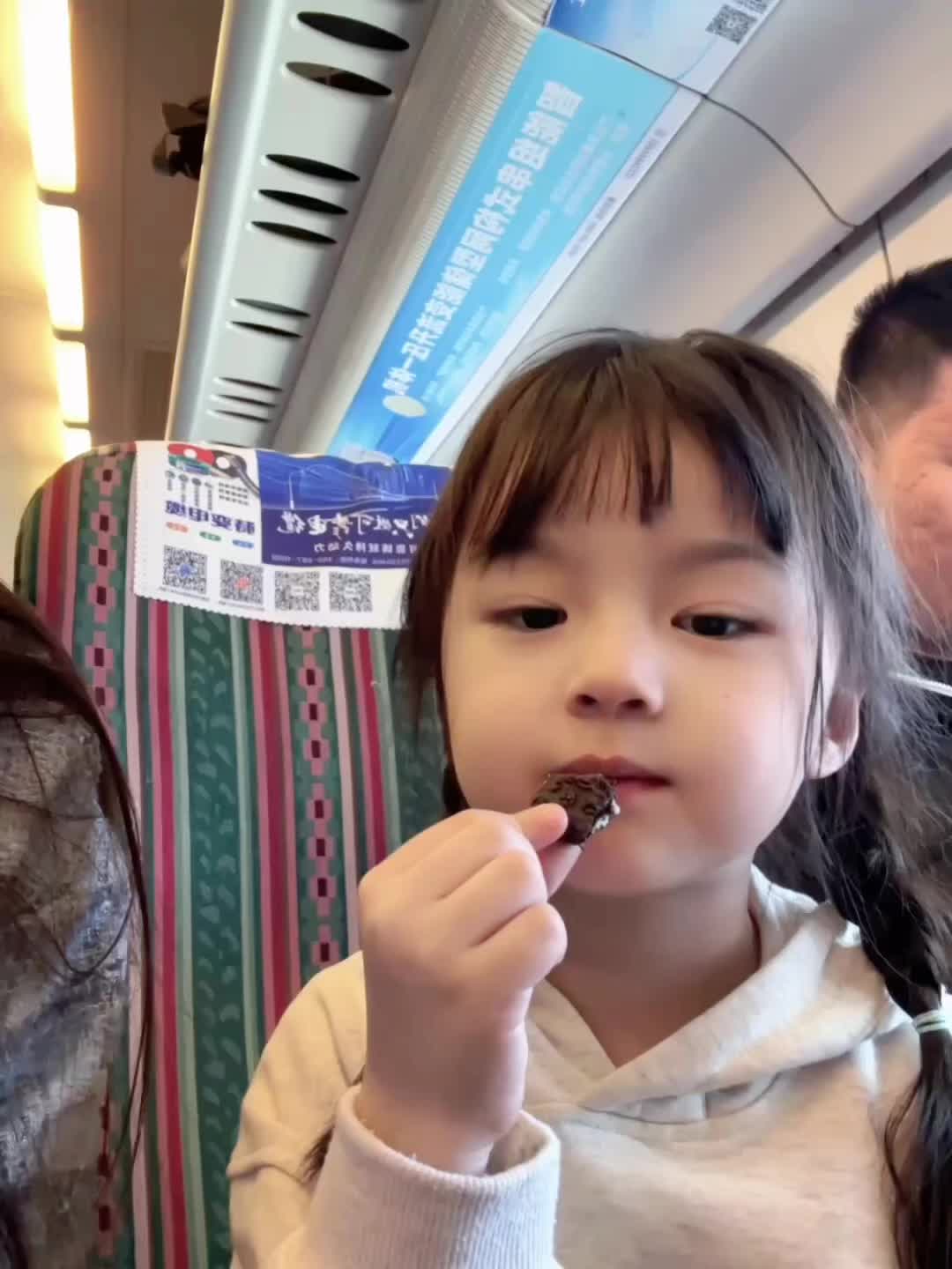 渐渐的我发现 孩子成了我唯一得朋友 我想去哪她都会跟着去 我想吃什么她...
