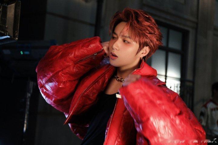 娱乐好红的刘耀文 好红一个刘耀文，红发红外套 刘耀文allred造型