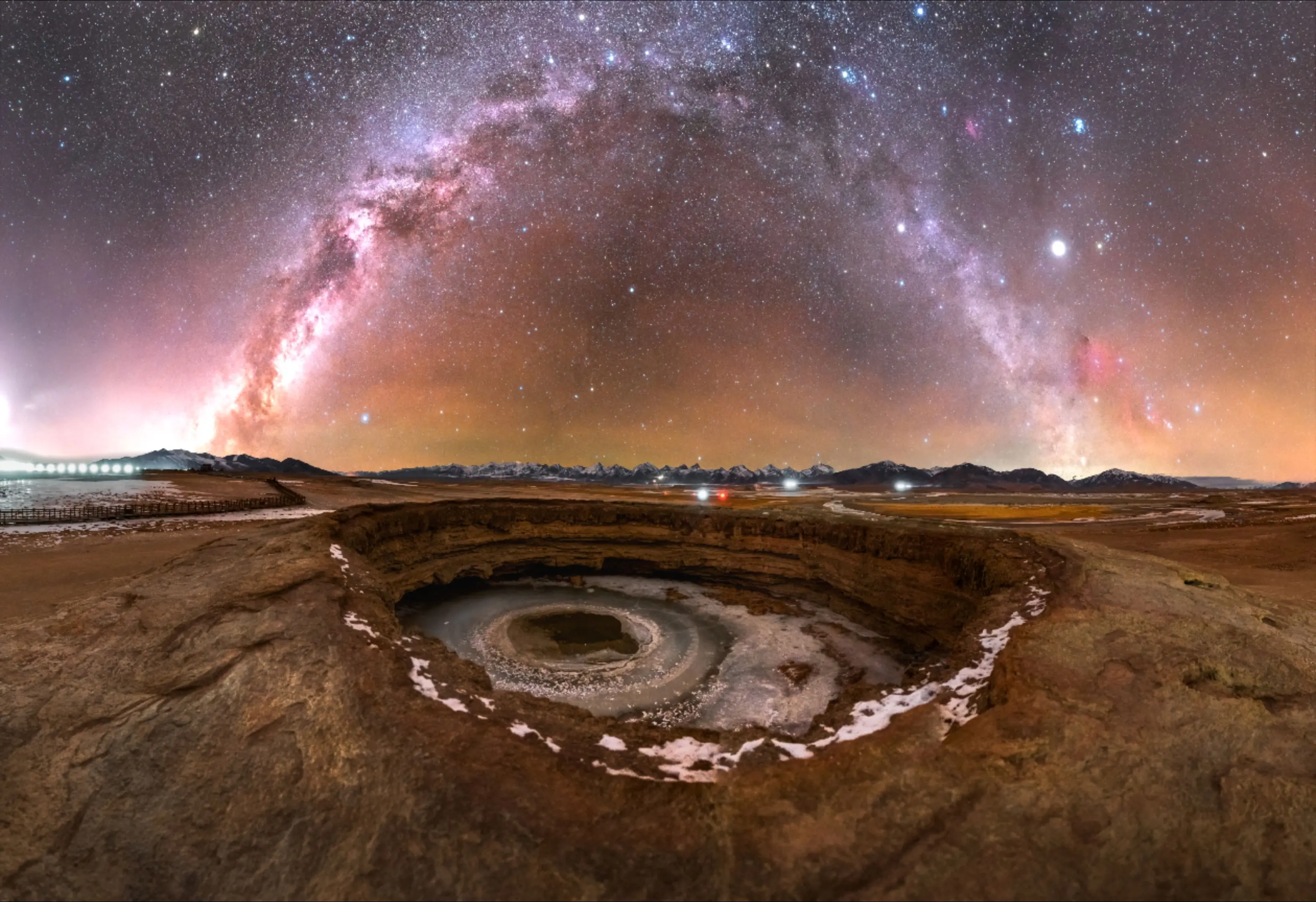 帕米尔之眼上的银河拱桥。沿着白沙湖北岸的木吉边防公路两个小时不到的车程...