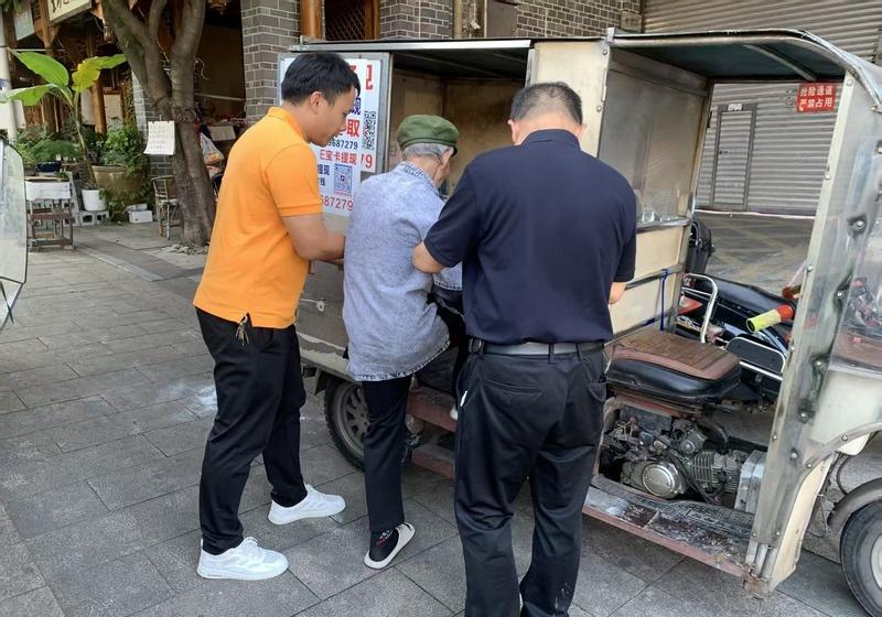 【网格员暖心相助 迷路老人平安返院】近日，合江门街道酒都社区上演了一幕温馨场景—