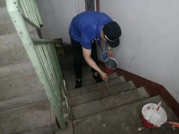清理楼道牛皮癣！万柏林区深耕老旧小区环境整治
 
为持续优化市容环境、擦亮文明底