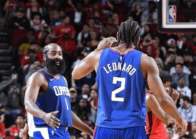 哈登不年轻了，伦纳德也不年轻了，这俩人年轻的时候不挑环境，不惧空间，但是现在需要