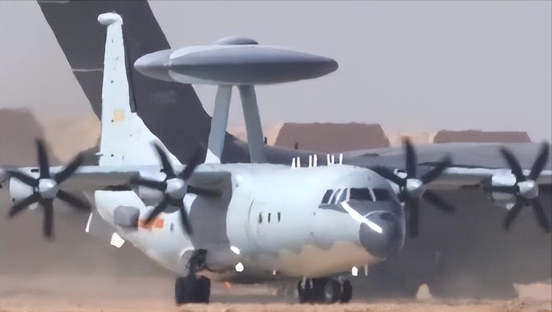 砰，十三发弹道导弹破空而出，约旦夜空变成真人版“弹道大秀”。而这场好戏，不是在好