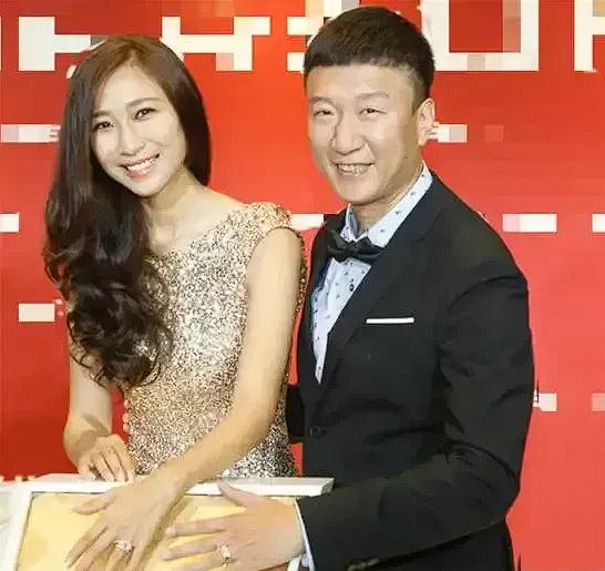 [微风]2002年，功成名就的孙红雷忙了一天后回到家，看到43岁的同居女友丁嘉丽